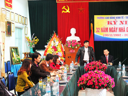 Đoàn cán bộ, giảng viên trường Cao đẳng cộng đồng Lao Cai thăm và làm việc với trường ta.